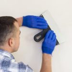 ¿Cómo reparar agujeros de panel de yeso?