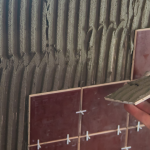 ¿Se puede usar el mismo pegazulejo en pisos y paredes?